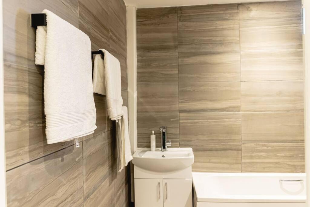 2 Bed With Free Parking Lejlighed London Eksteriør billede
